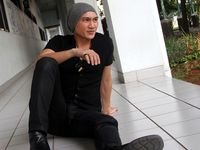 Anji Tampil dengan Topi Kupluknya
