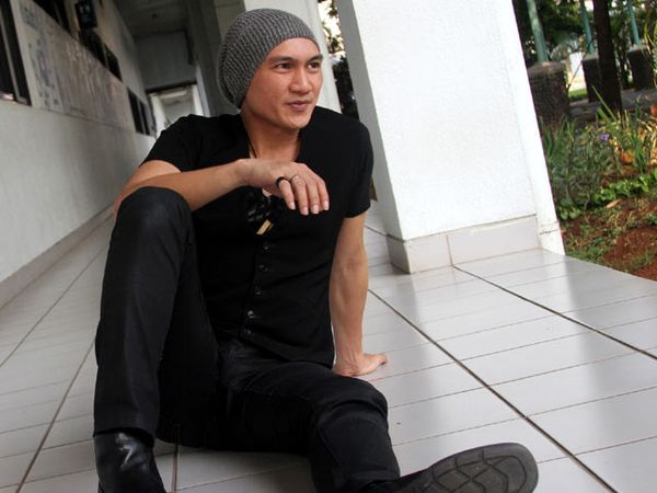 Anji Tampil dengan Topi Kupluknya