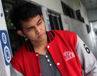 Naga Lyla Bergaya dengan Jaket Baseball