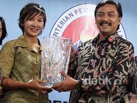 Menpora Terima Juara Dunia Paralyang 2012