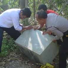 Sebuah Brankas Diduga Milik Distributor Kapal Api Ditemukan di Pacet