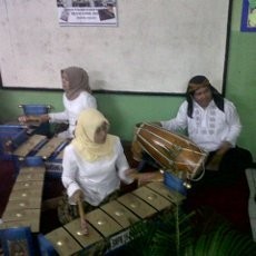 Tiap Rabu Guru SMPN 16 Bandung Pakai Iket dan Kebaya