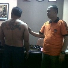 Aksi Pria Bertato Leak Mencuri Terungkap dari Tas Ransel