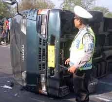Isuzu Elf Terguling di Bundaran AAL, Satu Penumpang Luka