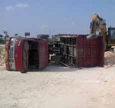 Truk Bongkar Muat Terguling Robohi Truk Lain