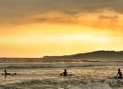 Yuk! Belajar Surfing di Cimaja, Jawa Barat
