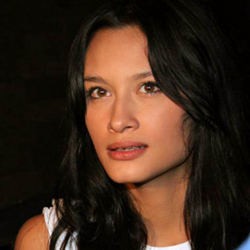 Hamil Besar, Rebecca Akan Menikah Sore Ini