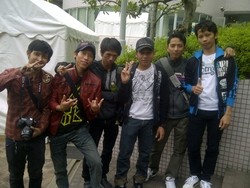 Boyband Asal Jawa Timur Mengais Rezeki Hingga ke Sakai