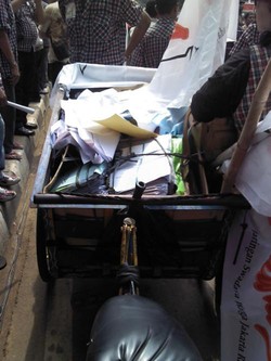 Pendukung Jokowi Rela Tak Masuk Kerja untuk Serahkan Kartu Sehat 