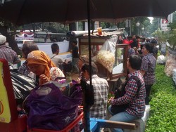 Massa Kotak-kotak Serbu Soto, Ketoprak, dan Kerak Telor di DPRD DKI