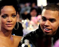 Rihanna & Chris Brown Resmi Pacaran Lagi