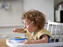 Ajarkan si Kecil Memakai Sendok Sejak Usia 10 Bulan