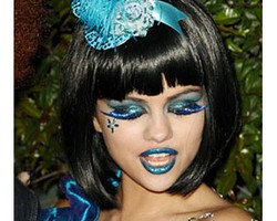 6 Selebriti dengan Bulu Mata Palsu yang Heboh 