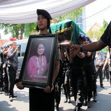 Pemakaman Istri Kapolda Jatim Berlangsung Khidmat