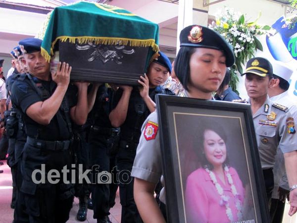 Istri Kapolda Jatim Dimakamkan