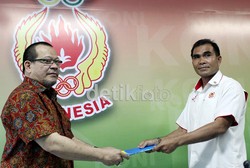 Ketua KPSI La Nyalla Matalitti (kiri) menyerahkan pengajuan draft pemain Tim Nasional (Timnas) kepada Ketua BAORI Sudirman (kanan) di kantor KONI Jakarta, Senin (15/10).