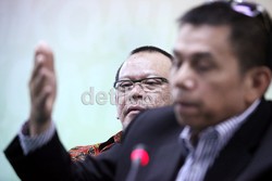 Ketua KPSI La Nyalla Matalitti (kiri), serius mendengarkan penjelasan dari Join Committee (JC) KPSI Hinca Pandjaitan (kanan), saat memberikan keterangan terkait pembentukan penaganan pemain timnas Indonesia.
