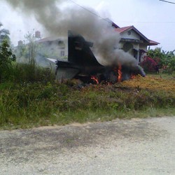 Warga Tonton Pesawat TNI Hawk 200 yang Jatuh dan Terbakar