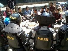 Wapres Boediono Melintas, Mahasiswa Semarang & Polisi Rebutan Poster