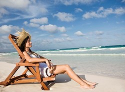 7 Tips Berjemur di Pantai Ala Bule