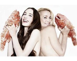 3 Selebriti Pose Tanpa Busana Demi Selamatkan Ikan