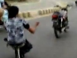 Wow, Pria Ini Kendalikan Motor Tanpa Mengendarainya