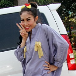 Gaya Unik Ayu Dewi