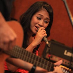 Oline Mendeng Pelan-pelan Wujudkan Mimpi Jadi Penyanyi