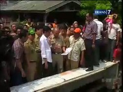 Hari Pertama Kerja, Jokowi Sambangi Kampung
