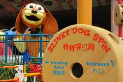  Seru! Dikejar Anjing di Hong Kong Disneyland