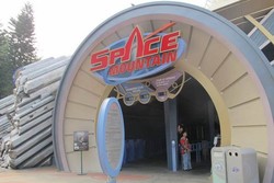  Edan! Hong Kong Disney Punya Roller Coaster di Ruang Gelap