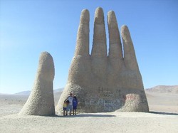 Keren! Gurun Pasir Ini Punya Tangan Raksasa