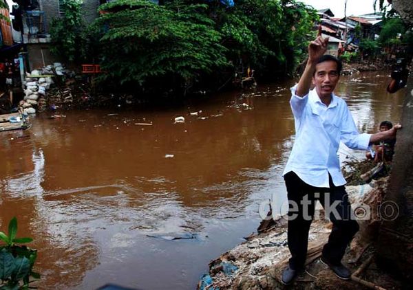Jokowi Tinjau Kali Ciliwung