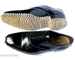 Hiii...Sepatu Ini Terbuat dari 1.050 Gigi Manusia