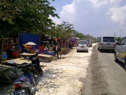 Pedagang Kaki Lima Menjamur di Jembatan Suramadu