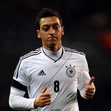 Oezil Masih Kesulitan Saat Memesan Makan di Restoran Spanyol