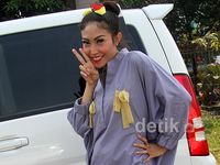 Gaya Unik Ayu Dewi