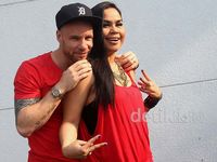 Melaney Ricardo & Tyson Kompak Merah-merah