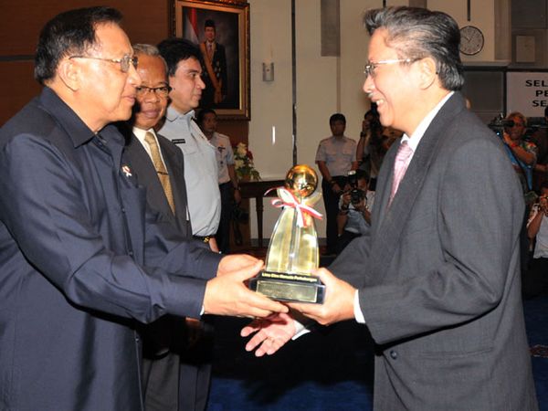 Blue Bird Raih Pelayanan Prima Utama 2012