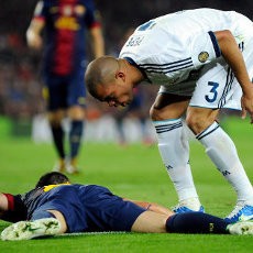 Pemain Barca Jatuh karena Dilanggar, Bukan Diving