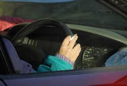 Buka Jendela Tak Mengurangi Jumlah Racun Rokok di Mobil