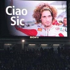 Plakat & Trofi untuk Mengenang Mendiang Simoncelli