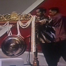 Jokowi & Gita Spontan Angkat dan Pindahkan Gong yang Dipukul SBY