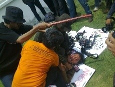 Protes Kekerasan TNI AU, Pewarta Foto Semarang Gelar Aksi Tutup Mulut 