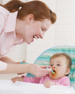 Si Kecil Mulai Diberi MPASI? Perhatikan Tips Ini!