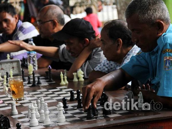 Mengisi Waktu Kosong dengan Bermain Catur