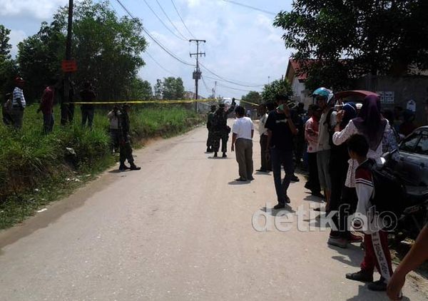 Warga Tonton Evakuasi Bangkai Hawk 200