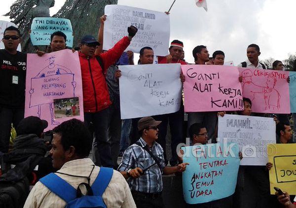 Protes Kekerasan TNI AU, Wartawan Pekanbaru Demo