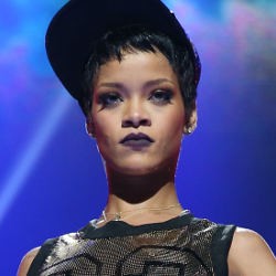 Rihanna Berniat Perbesar Payudara?