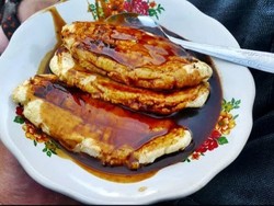 Nyam... Asyiknya Ngemil Pisang Epe Sore-Sore!